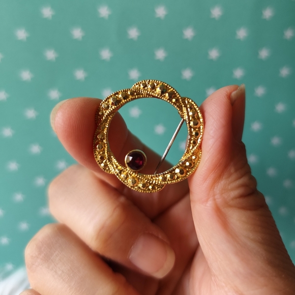 Vintage Gold Tone Wreath Halo w Faux Garnet Brooch - Picture 3 of 5